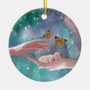 Een schattige baby in handfantasie keramisch ornament