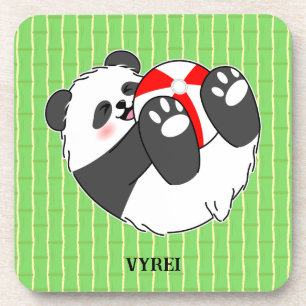 Een schattige baby panda speelt met een bal bier onderzetter