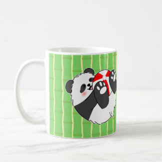 Een schattige baby panda speelt met een bal koffiemok