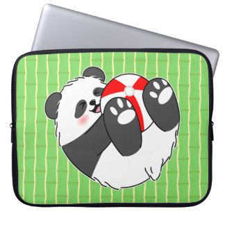 Een schattige baby panda speelt met een bal laptop sleeve