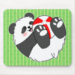 Een schattige baby panda speelt met een bal muismat