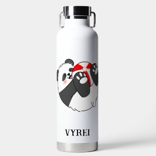Een schattige baby panda speelt met een bal waterfles