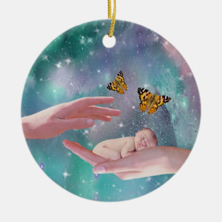Een schattige babyjongen in handfantasie keramisch ornament