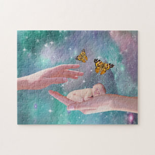 Een schattige babyjongen in handfantasie legpuzzel