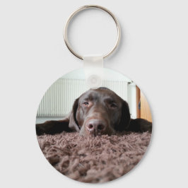 een schattige chocolade lab puppy in een huis sleutelhanger