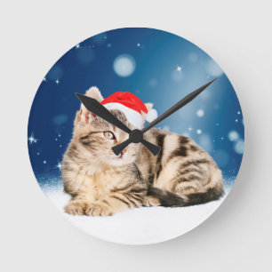 Een schattige kat met een rode kerstman hoed Kerst Ronde Klok