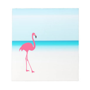 Een schattige roze flamingo op het strand notitieblok