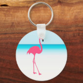 Een schattige roze flamingo op het strand sleutelhanger (Voorkant)