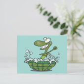 een schattige schildpad in zijn schelp schrobt een briefkaart (Staand voorkant)