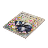 Een Schattige Stinkdier die slaapt in Bloemen en C Tegeltje (Zijkant)