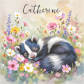 Een Schattige Stinkdier Die Slaapt in Bloemen Pers Sticker (Voorkant)