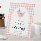 Een Schattigee Chick Peach 1st Birthday Welcome Si Reclamebord Met Voetstuk (Insitu)
