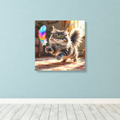 Een Schattigee donzige kat die een veer achterna z Canvas Afdruk (Insitu (Houten vloer))