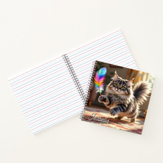 Een Schattigee donzige kat die een veer achterna z Notitieboek (Binnen)