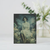 Een Schattigee fee zit op een stapel Briefkaarten (Staand voorkant)