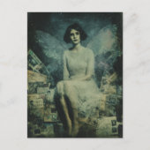 Een Schattigee fee zit op een stapel Briefkaarten (Voorkant)