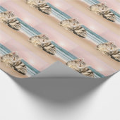 Een Schattigee Gestreepte Kat Zittend op Strand me Cadeaupapier (Hoek)