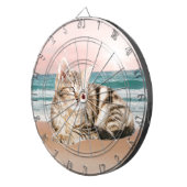 Een Schattigee Gestreepte Kat Zittend op Strand me Dartbord (Voorkant Rechts)