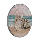 Een Schattigee Gestreepte Kat Zittend op Strand me Dartbord (Voorkant Links)