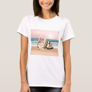 Een schattigere gestreepte kat zittend op het stra t-shirt