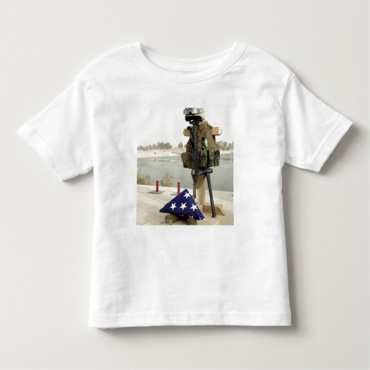 Een scherm met dode soldaten kinder shirts (Voorkant)