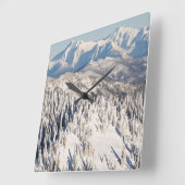 Een Schilderachtig Uitzicht van Snowy-bergen en -b Vierkante Klok (Hoek)