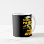 Een schoolbusmonitor zijn koffiemok (Voorkant rechts)