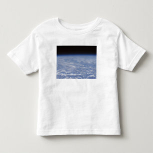 Een schuchtere uitzicht van de atmosfeer op aarde kinder shirts