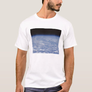 Een schuchtere uitzicht van de atmosfeer op aarde t-shirt