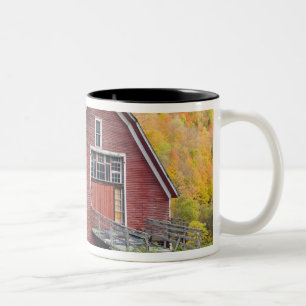 Een schuur in Vermont's Green Mountains. Hancock,  Tweekleurige Koffiemok