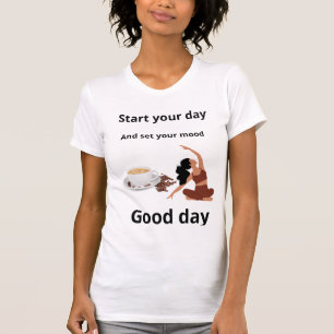 Een sereen ochtendritueel: koffie en yoga op aarde t-shirt