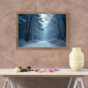 Een Serene Pad Door een Besneeuwd Bos Poster