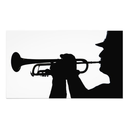 Een servicelid speelt een melodie foto afdruk (Voorkant)