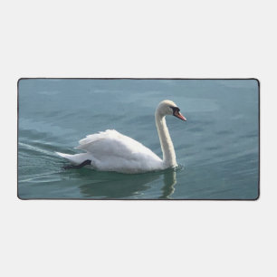 Een sierlijke zwaan glijden op het water bureaumat