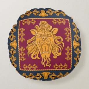Een sjaal met een groot leeuwenhoofd in een gouden rond kussen