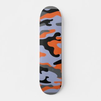 Een skateboard met een levendig design erop.