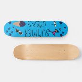Een skateboard met een levendig design erop. (Horizontaal)