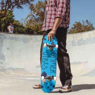 Een skateboard met een levendig design erop.
