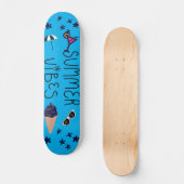 Een skateboard met een levendig design erop. (Voorkant)