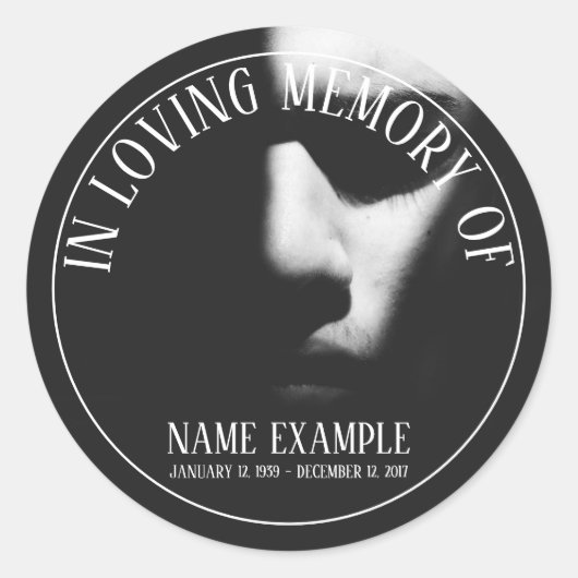 Een slaapgezicht in een halve schaduw ronde sticker (Voorkant)