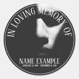 Een slaapgezicht in een halve schaduw ronde sticker