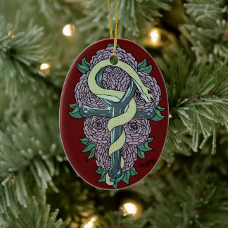 Een slang die door Katy c. rond de tattoo van de a Keramisch Ornament