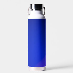 Een slanke blauwe geïsoleerde waterfles met een zi