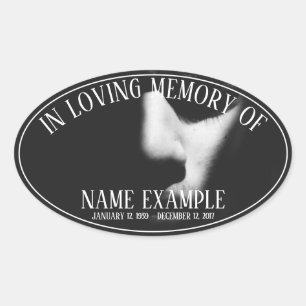 Een slapend gezicht in halve schaduw ovale sticker