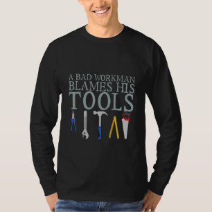 Een slechte werkman breekt zijn gereedschap aan t-shirt