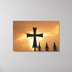 Een smeedijzeren kruis op een hek canvas afdruk