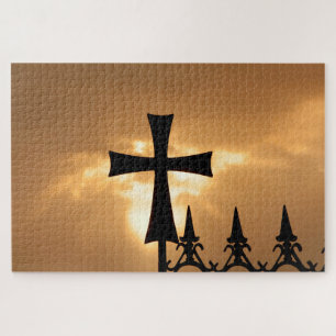 Een smeedijzeren kruis op een hek legpuzzel