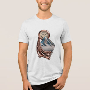 Een smeltende klok gedrapeerd over een berg Tri-Blend shirt