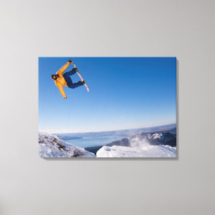 Een sneeuwboarder steekt een sprong uit in Argenti Canvas Afdruk