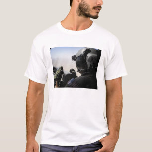 Een soldaat biedt veiligheid t-shirt
